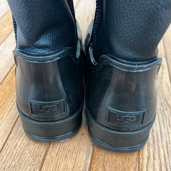 UGG Women’s Raincloud Lace black boots - Picture 6 of 15